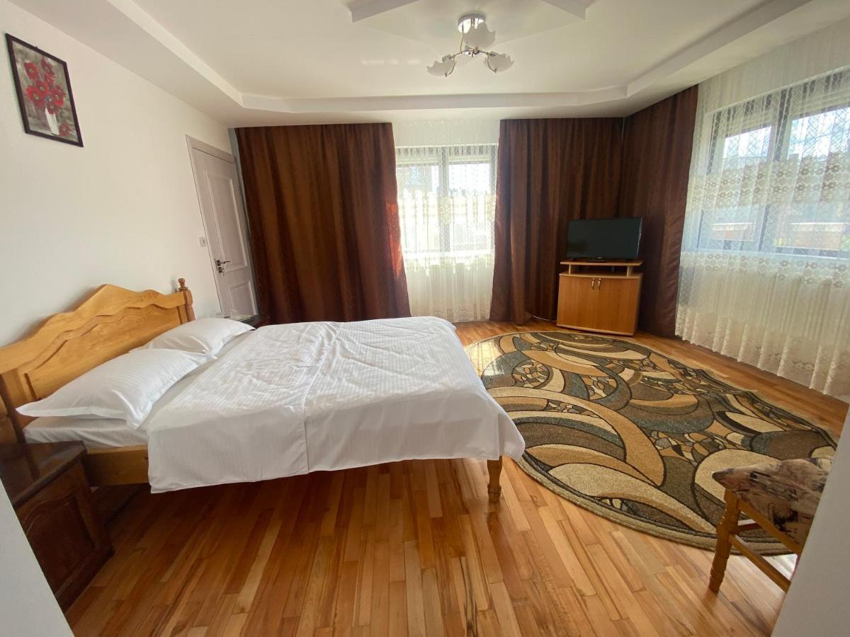 Casa Laur Hotell Mînăstirea Humorului Exteriör bild