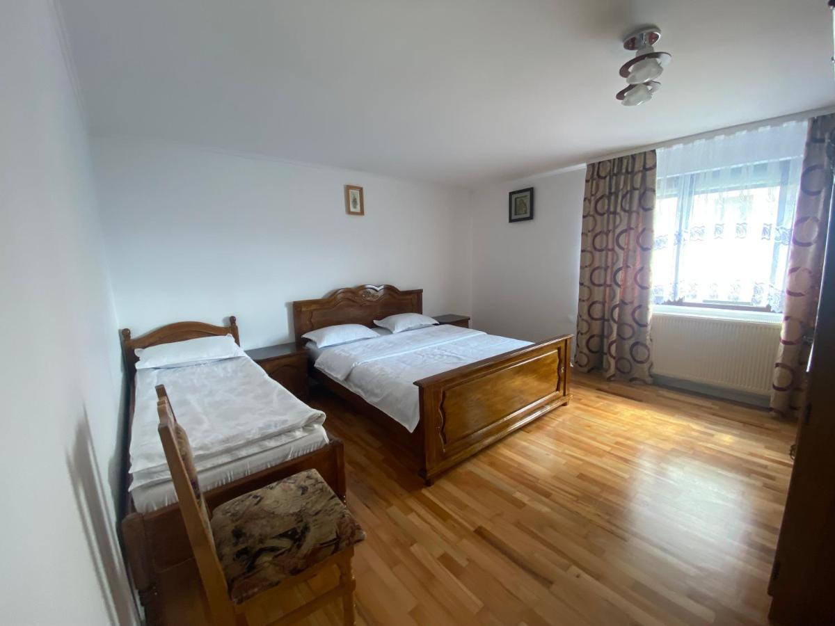 Casa Laur Hotell Mînăstirea Humorului Exteriör bild